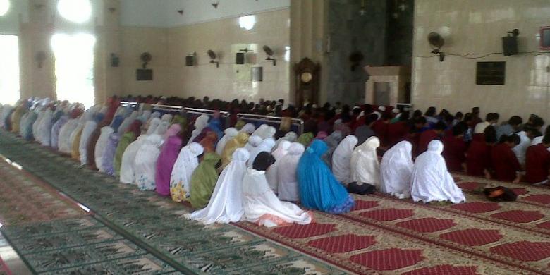 Masjid At-Taqwa terlihat sepi saat tidak shalat zuhur berhadiah, tampak diisi siswa SMP 13 dalam program shalat zuhur berjamaah setiap kamis./kompas.com/Firmansyah